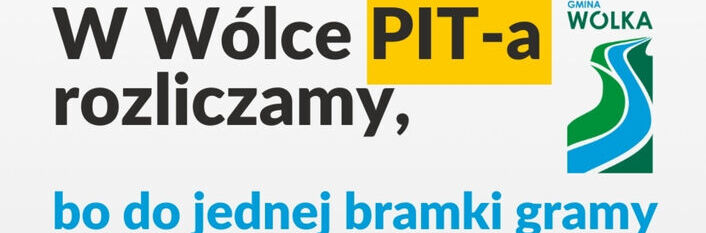 Plakat promujący rozliczanie podatku PIT w gminie Wólka. Ilustracja z piłką nożną na tle kolorowej mapy gminy i hasło: "W Wólce PIT-a rozliczamy, bo do jednej bramki gramy."