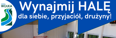 Na zdjęciu widoczna jest sala sportowa z wyraźnie oznaczoną powierzchnią do gry. Na przodzie grafiki znajdują się informacje kontaktowe oraz zachęta do wynajmu przestrzeni.