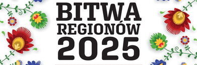 Grafika przedstawia napis "Bitwa Regionów 2025" otoczony kolorowymi, stylizowanymi kwiatami ludowymi. Napis jest centralnie umieszczony w czarnym kolorze na białym tle.