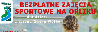 Na zdjęciu plakat reklamujący bezpłatne zajęcia sportowe na Orliku dla dzieci w Gminie Wólka. Widać chłopca w stroju piłkarskim. Zawiera informacje o terminach, lokalizacji, dyscyplinach i kontaktach do zapisów.