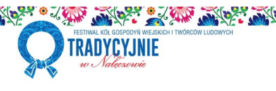 Grafika przedstawia napis "Tradycyjnie w Nałęczowie" z niebieską wstążką po lewej stronie. Nad napisem znajduje się kolorowy wzór kwiatowy, typowy dla polskiej sztuki ludowej.