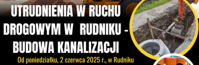Żółta koparka kopiąca rów. Informacja o utrudnieniach w ruchu drogowym z powodu budowy kanalizacji w Rudniku, od 2 czerwca 2025. Prace potrwają około miesiąca. Prośba o ostrożność i wyrozumiałość.
