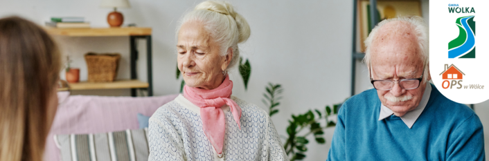 Seniorzy siedzą na sofie w trakcie rozmowy z psychologiem. W tle widać roślinę doniczkową i półki z książkami. Plakaty promują indywidualne poradnictwo psychologiczne. Widoczne są loga i informacje o dofinansowaniu z UE.