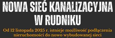 Plakat informujący o nowej sieci kanalizacyjnej w Rudniku. Obejmuje szczegóły dotyczące możliwości podłączania nieruchomości od 12 listopada 2025 r. Tło przedstawia maszyny budowlane w akcji.