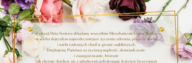 Na zdjęciu znajduje się tekst życzeń z okazji Dnia Seniora, umieszczony na tle kwiatów. Tekst jest umieszczony na przezroczystym tle, otoczonym złotą ramką. Całość ma elegancki wygląd.