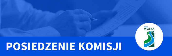 Ręka trzymająca długopis nad dokumentem. Obok znajduje się logo gminy Wólka. Na dole napis "POSIEDZENIE KOMISJI" na niebieskim tle.