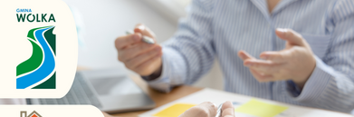 Plakat informacyjny dotyczący konsultacji społecznych w Gminie Wólka. Zawiera informacje o terminach, sposobach uczestnictwa i kontaktach. Widoczne zdjęcia uśmiechniętych ludzi oraz osoby na wózku inwalidzkim.