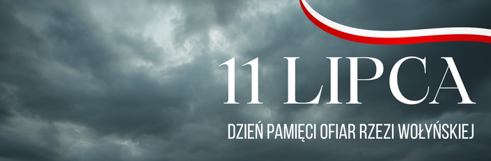 Plakat upamiętniający ofiary rzezi wołyńskiej z 11 lipca 1943 r. Na górze napis "11 LIPCA", poniżej tekst w hołdzie ofiarom. Widoczne zdjęcie zachmurzonego nieba nad polem z drzewami. Logo miejscowości Wólka.