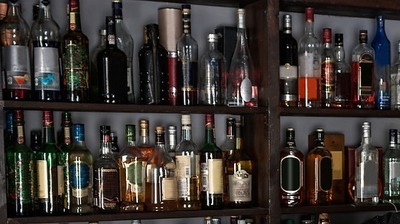 Półka na której stoją butelki