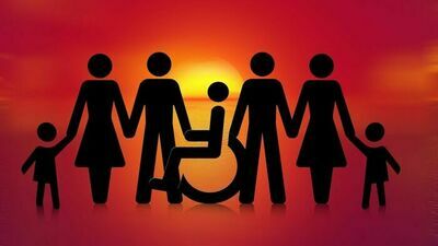 grafika postacie trzymające się za ręce, po środku osoba na wózku inwalidzkim