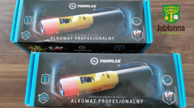 dwa pudełka z alkomatami