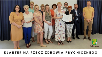 zdjęcie kliku osób, tekst klaster na rzecz zdrowia psychicznego