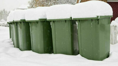 kontenery na śmieci przysypane śniegiem