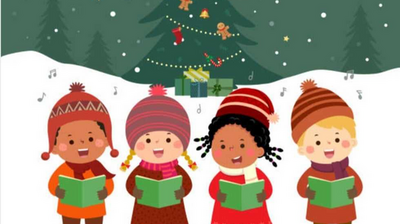 Cztery wesołe, rysunkowe postacie dzieci śpiewają kolędy trzymając zielone śpiewniki, w tle widoczna jest dekorowana choinka i spadające płatki śniegu.