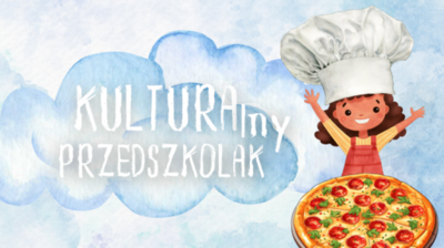 napis kulturalny przedszkolak na błękitnym tle z chmurkami. Po prawej stornie dziewczynka z uniesionymi do góry rękami w czapce kucharskiej. Przed dziewczynką znajduje się pizza