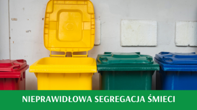 Fragmenty kontenerów na śmieci w kolorze czerwonym, żółtym, zielonym i niebieskim, kontener żółty jest otwarty.  Tekst nieprawidłowa segregacja śmieci.