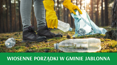 Osoba zbierająca w lesie plastikowe butelki do worka na śmieci