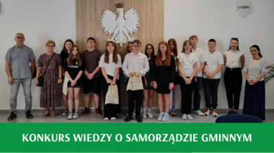 Grupa młodzieży i dorosłych, na ścianie za nimi wisi wizerunek orła