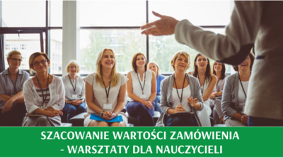 Grupa dorosłych osób siedzących na krzesłach, przed nimi stoi wykładowca