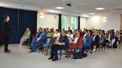 zdjęcie grupy ludzi na konferencji