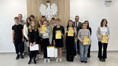 zdjęcie grupy uczniów trzymających dyplomy