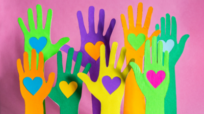 zdjęcie kolorowych dłoni z serduszkami