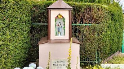 kapliczka przydrożna z figurą św. Teresy
