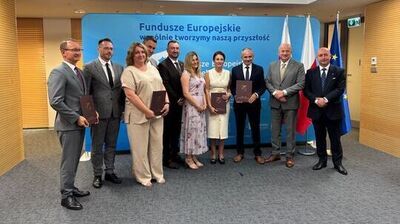 zdjęcie stojącej grupy ludzi