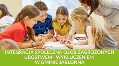 Grupa dzieci siedzi wokół stołu w jasnej sali, skupiona na wspólnym zadaniu. Na dole zdjęcia znajduje się zielony pasek z napisem dotyczącym integracji społecznej w gminie Jabłonna.
