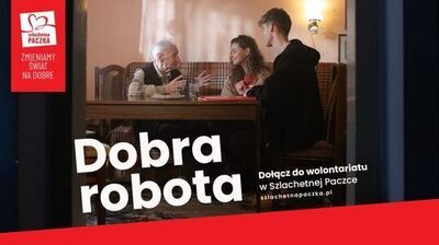 napis dobra robota, para rozmawiająca ze starszą osobą