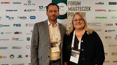 zdjęcie dwóch osób patrzących w stronę kamery