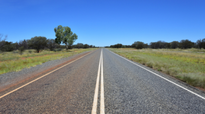 zdjęcie asfaltowanej drogi