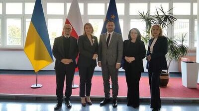 zdjęcie stojącej grupy ludzi