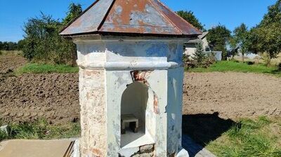 Zdjęcie murowanej kapliczki przydrożnej