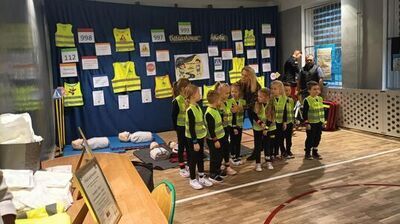 zdjęcie grupy uczniów w odblaskowych kamizelkach