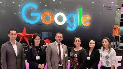 zdjęcie grupy ludzi, duży napis google