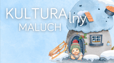 Ilustracja zimowego domku, przypominającego bajkowy domek z niebieskim, zaśnieżonym dachem i pomarańczowymi dachówkami na kominach. Przed domkiem siedzi uśmiechnięte małe dziecko w czapce z pomponem, a obok niego stoją drewniane sanki. W tle jest jasno-niebieskie, akwarelowe niebo. Po lewej stronie na ilustracji znajduje się duży biały napis: KULTURALny MALUCH. Słowo „ny” jest umieszczone pionowo w białym kolorze, co sprawia, że wygląda jakby było dopisane do słowa „KULTURA”. Całość ma bajkowy, przyjazny i zimowy klimat.