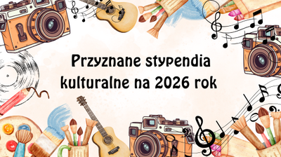 Plakat z napisem „Przyznane stypendia kulturalne na 2026 rok” na środku. Wokół tekstu znajdują się kolorowe ilustracje różnych przedmiotów związanych ze sztuką i kulturą: aparaty fotograficzne, gitary, nuty, płyta winylowa, pędzle oraz inne artykuły plastyczne. Tło jasne, z delikatnymi, akwarelowymi plamami koloru. Całość sprawia radosne i artystyczne wrażenie.
