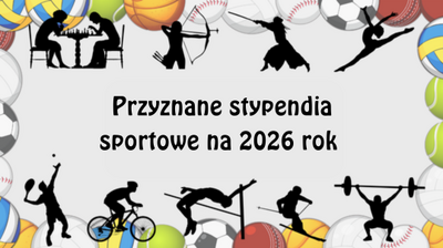 Grafika informacyjna z tekstem „Przyznane stypendia sportowe na 2026 rok” na środku jasnego, szarego tła. Wokół tekstu umieszczone są czarne sylwetki sportowców w różnych dyscyplinach: szachista i szachistka przy stoliku, łucznik, gimnastyczka w skoku, siatkarz w wyskoku do ataku lub bloku, kolarz na rowerze, lekkoatleta przeskakujący nad poprzeczką, biegacz z pałeczką sztafetową oraz sztangista z ciężarem nad głową. Tło przy krawędziach wypełniają kolorowe piłki do różnych sportów, między innymi piłki nożne, do koszykówki, siatkówki, tenisa i baseballu.