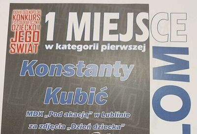 Widoczny jest dyplom (poziomo) z dużym napisem „DYPLOM” oraz „1 MIEJSCE w kategorii pierwszej”.  Tekst na dyplomie (verbatim): XXXVIII OGÓLNOPOLSKI KONKURS FOTOGRAFICZNY DZIECKA I MŁODZIEŻY JEGO ŚWIAT 1 MIEJSCE w kategorii pierwszej Konstanty Kubić MDK „Pod akacją” w Lublinie za zdjęcia „Dzień dziecka” 2026  Po lewej na marginesie są też logotypy i napisy, m.in.: Pałac Młodzieży Pentel FOLON BYDGOSZCZ Polskie Radio PIK SGF Studio Foto BGO Bydgoskie Centrum Oświatowe FOCUS