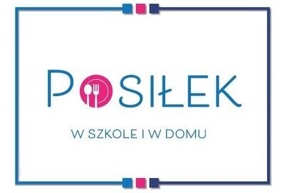 Grafika z białym tłem, niebieską prostokątną ramką i napisem na środku. W górnej i dolnej części ramki, na środku, są trzy małe kwadraty: niebieski, różowy i granatowy. Na środku znajduje się duży napis „POSIŁEK” w kolorze niebieskim; litera „O” jest zastąpiona różowym kołem z białymi ikonami łyżki i widelca. Pod napisem, mniejszymi niebieskimi literami, widnieje tekst: „W SZKOLE I W DOMU”.
