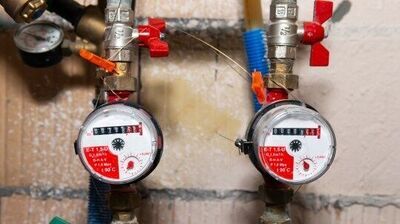 zdjęcie dwóch wodomierzy