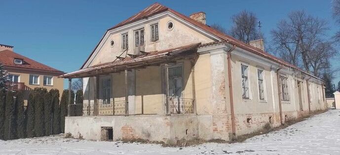 Podpisanie umowy na rewitalizację budynku starej plebanii w Kamionce