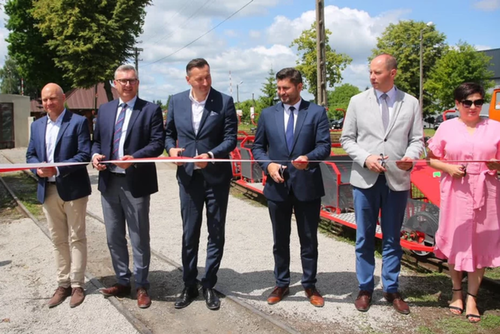 Osoby przecinające wstęge