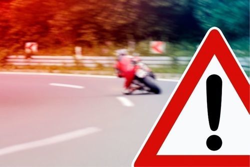 Znak uwaga! na drodze