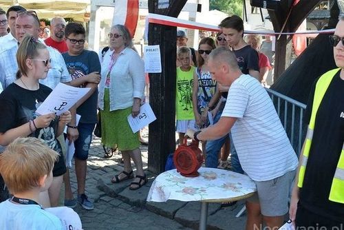 Zdjęcie tłumu i uruchamianie syreny