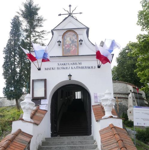 Kościół pod wezwaniem Zwiastowania Najświętszej Maryi Panny w Kazimierzu Dolnym - zdjęcie wejścia i schodów