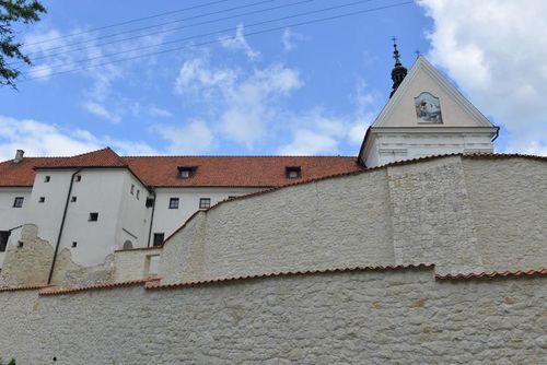 Klasztor OO Franciszkanów w Kazimierzu Dolnym - widok z ulicy Plebanka