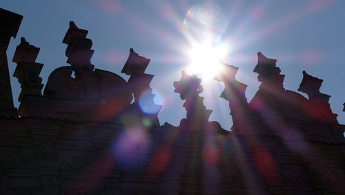 Kamienice Przybyłowskie w Kazimierzu Dolnym - zdjęcie attyki kamienicy świętego Krzysztofa w słoneczny dzień