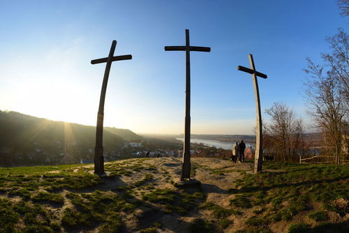 Góra Trzech Krzyży w Kazimierzu Dolnym - widok na panoramę miasta oraz Wisłę